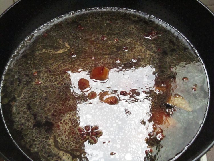 红烧肉炖圆茄子步骤6
