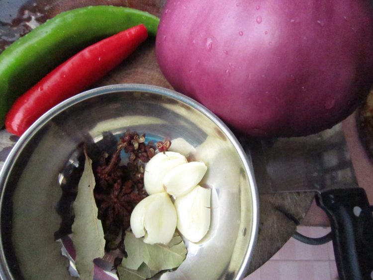 红烧肉炖圆茄子步骤3