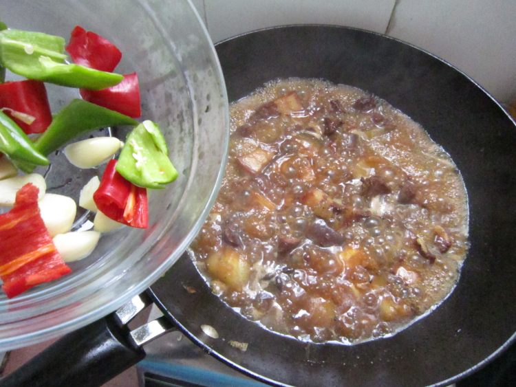 红烧肉炖圆茄子步骤10