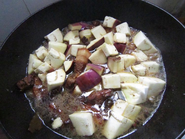 红烧肉炖圆茄子步骤9