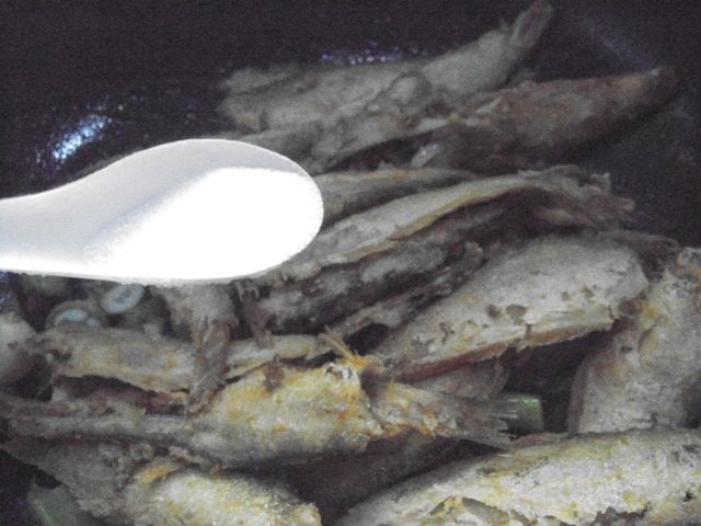 糖醋马口鱼步骤7