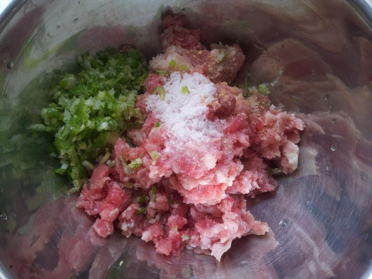 荠菜包子步骤3