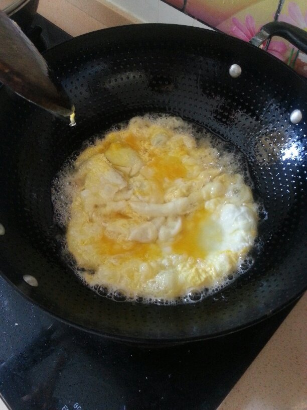 蒜黄炒鸡蛋步骤2