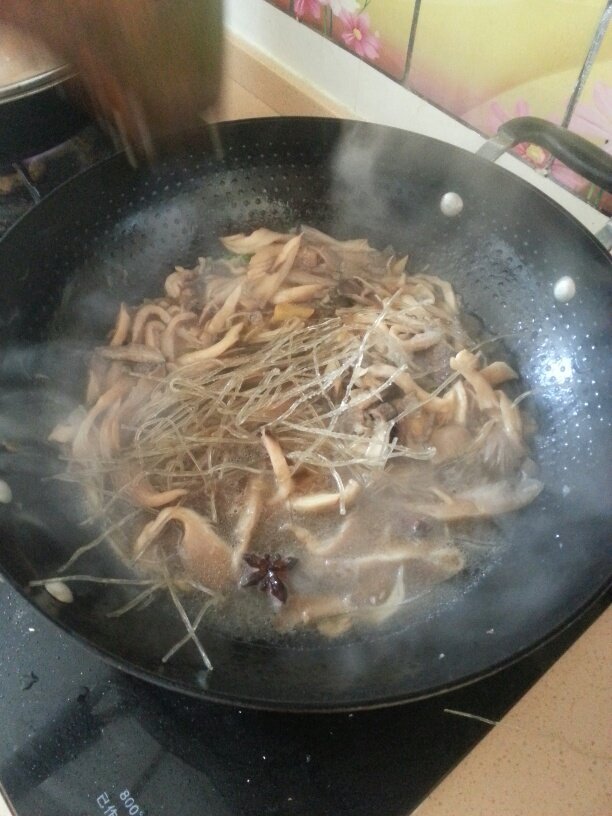 蘑菇炖粉条步骤4
