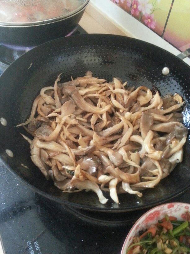蘑菇炖粉条步骤3