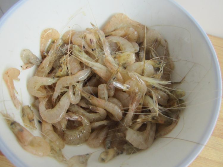 尖椒木耳炒小河虾步骤1