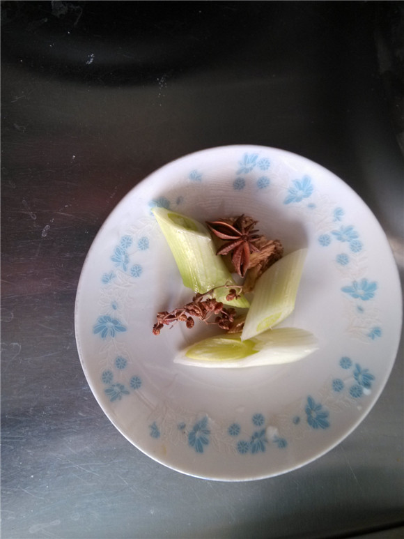 酱小蹄膀步骤3