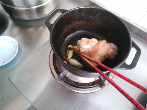酱小蹄膀步骤6