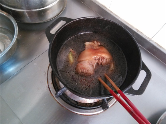 酱小蹄膀步骤9