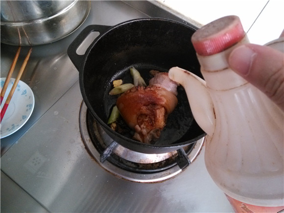 酱小蹄膀步骤8