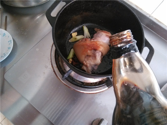 酱小蹄膀步骤7