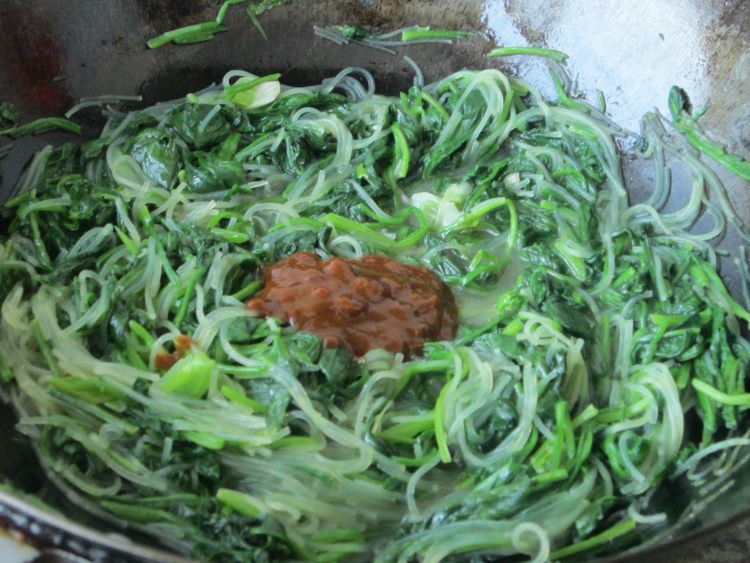 酱香菠菜粉丝步骤8