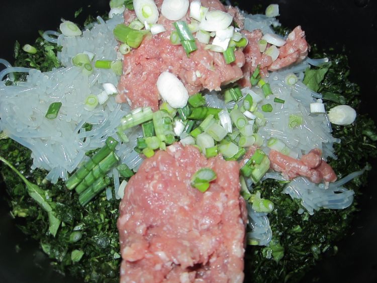 荠菜粉条肉馅饼步骤4