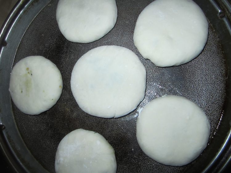 荠菜粉条肉馅饼步骤11