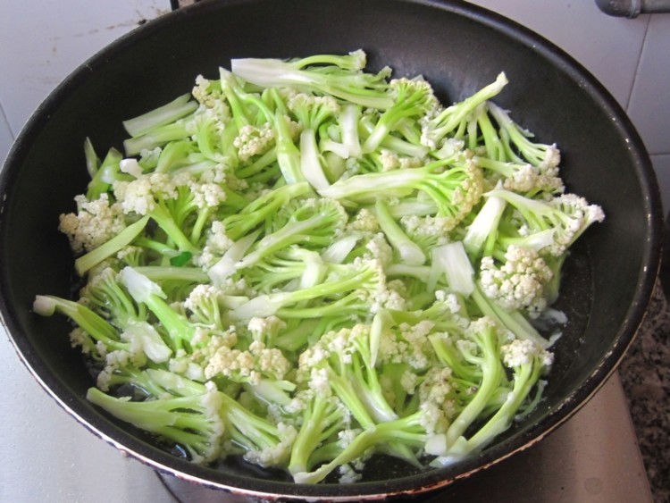 黑香肠炒菜花步骤3
