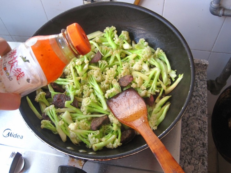黑香肠炒菜花步骤9