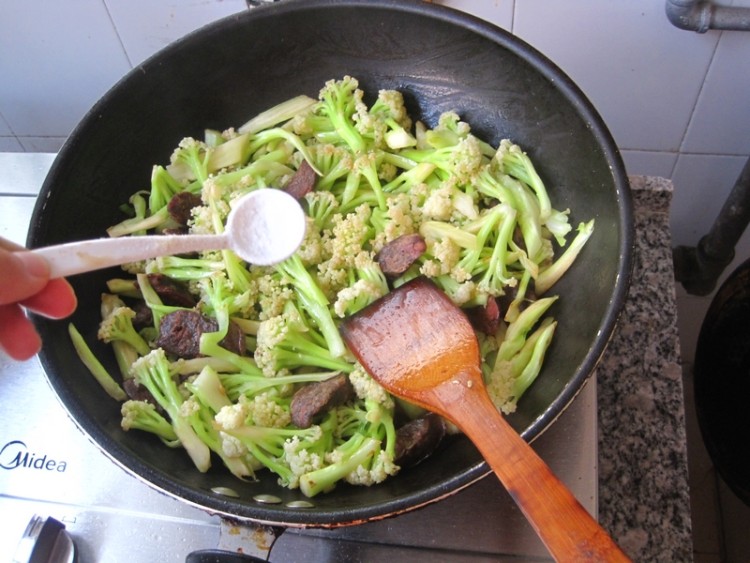 黑香肠炒菜花步骤8