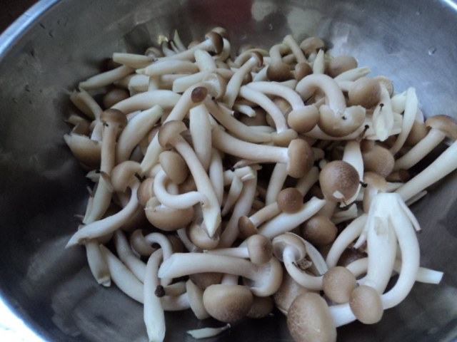 豆芽烩蟹味菇步骤1