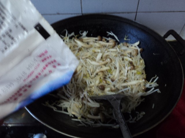 豆芽烩蟹味菇步骤5