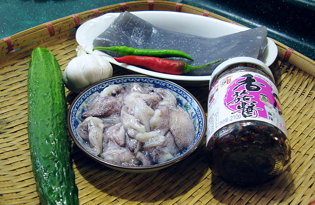 香菇酱拌乌鱼花凉粉步骤1