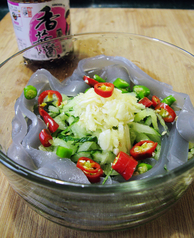 香菇酱拌乌鱼花凉粉步骤5