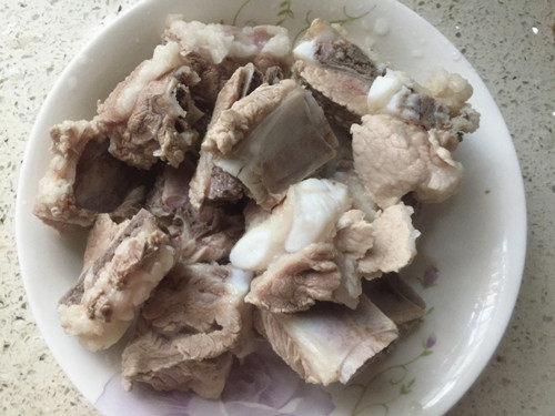 排骨煮水面筋步骤2