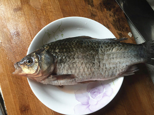 鲫鱼塞肉步骤1