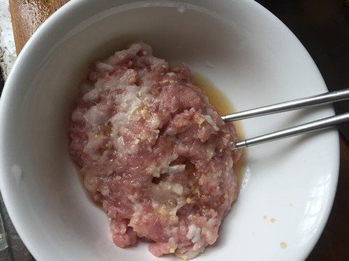 鲫鱼塞肉步骤3
