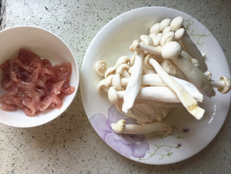 白玉菇肉丝步骤1