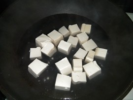 菌菇烧豆腐#本味家乡步骤2