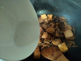 菌菇烧豆腐#本味家乡步骤8