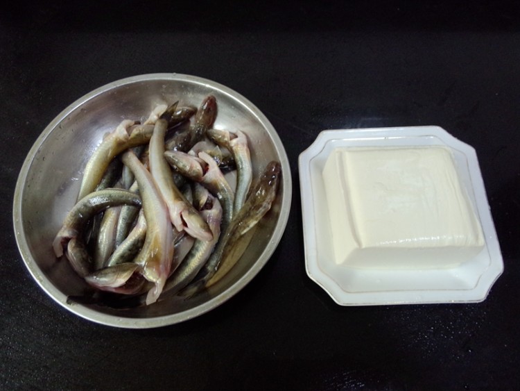 狗刚鱼炖豆腐步骤1
