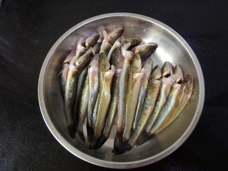 狗刚鱼炖豆腐步骤2