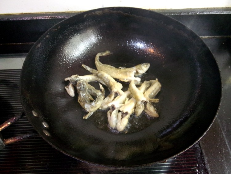 狗刚鱼炖豆腐步骤5