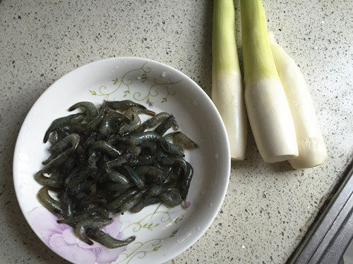 茭白炒虾步骤1