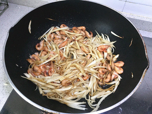 茭白炒虾步骤6