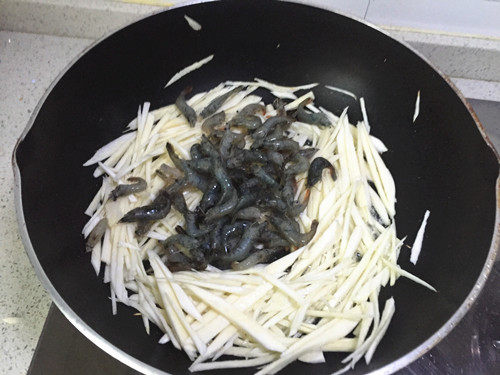 茭白炒虾步骤4