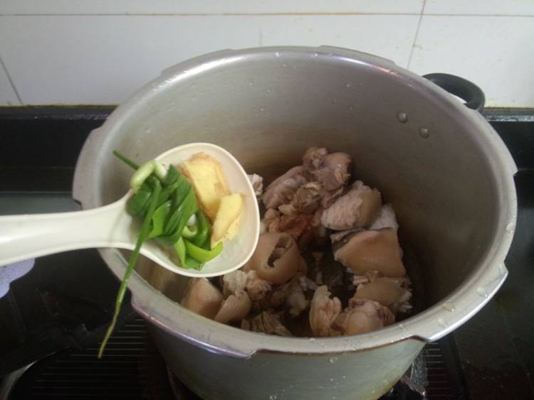 咖喱山羊肉粉丝煲步骤4