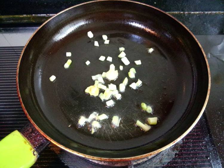 黄瓜皮炒鲥虾#新鲜从步骤5