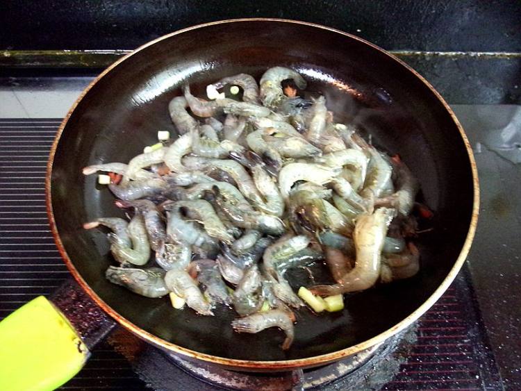 黄瓜皮炒鲥虾#新鲜从步骤6