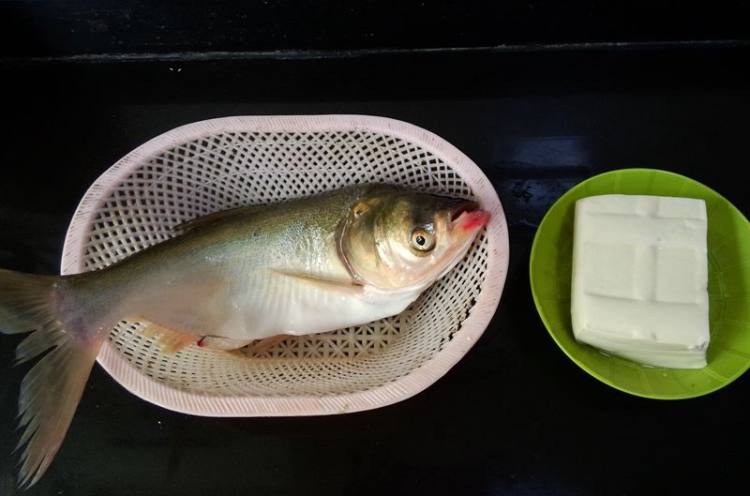 嫩豆腐炖白鱼步骤1