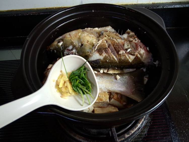 嫩豆腐炖白鱼步骤9