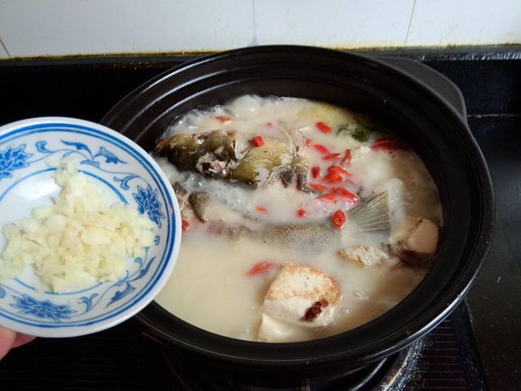 嫩豆腐炖白鱼步骤14