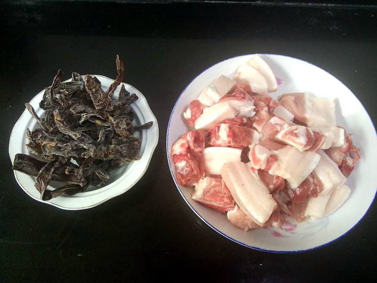 方笋干煮五花肉步骤1