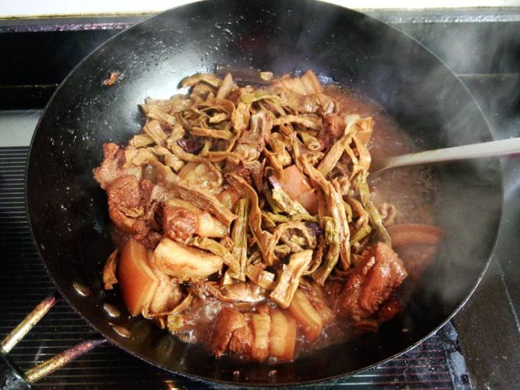 方笋干煮五花肉步骤15