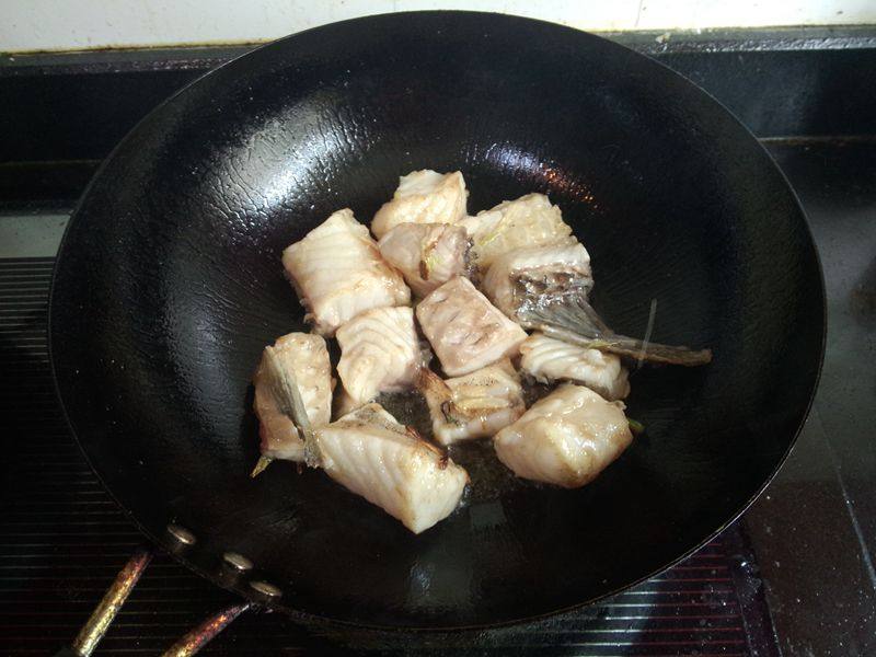 黑木耳枸杞炒鱼块步骤9