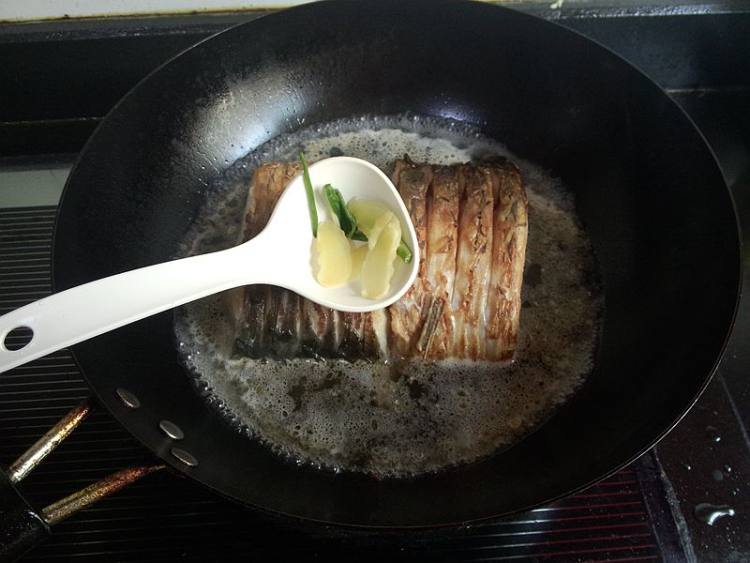 辣味肉酱烧青鱼步骤5