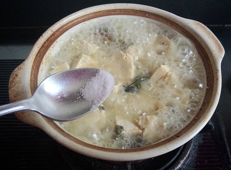 昂刺鱼炖冻豆腐步骤8