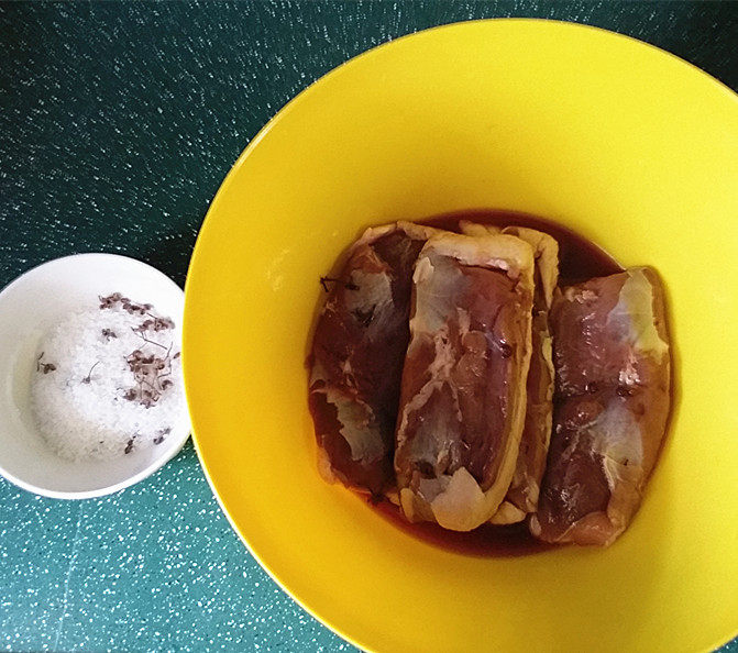盐水鸭脯步骤1