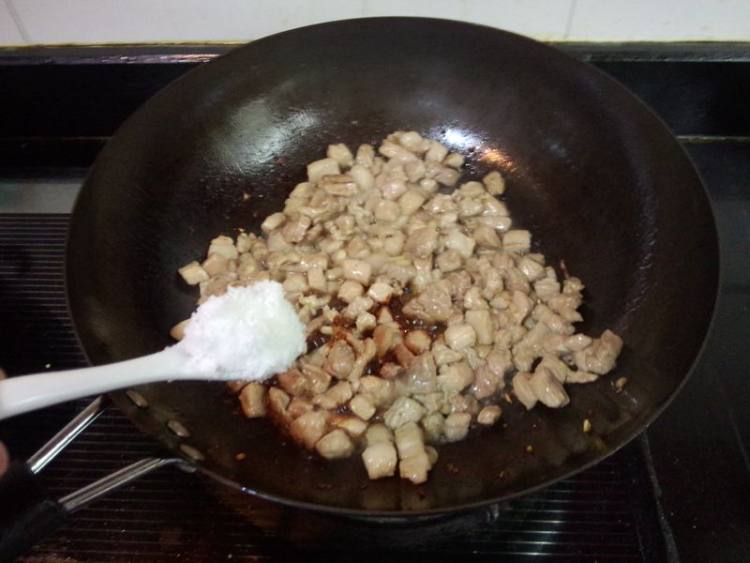 肉丁花生甜面酱步骤9